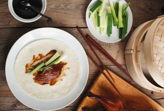 Thưởng thức ẩm thực Trung Hoa đặc sắc tại nhà hàng Yu Chu ở khách sạn InterContinental Saigon trung tâm quận 1 thành phố Hồ Chí Minh với các món há cảo, sủi cảo, chè, súp, vịt quay Bắc Kinh với gian bếp mở để có thể chiêm ngưỡng đầu bếp.