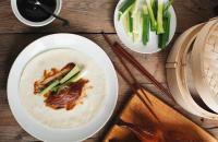 Thưởng thức ẩm thực Trung Hoa đặc sắc tại nhà hàng Yu Chu ở khách sạn InterContinental Saigon trung tâm quận 1 thành phố Hồ Chí Minh với các món há cảo, sủi cảo, chè, súp, vịt quay Bắc Kinh với gian bếp mở để có thể chiêm ngưỡng đầu bếp.